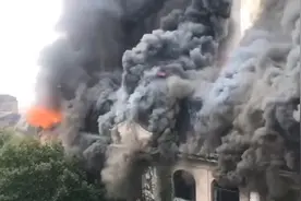 武汉百年江汉饭店外立面改造致屋顶烧垮视频封面