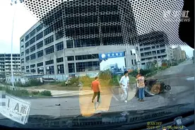 惊险！三轮车撞上小轿车，婴儿被甩出视频封面
