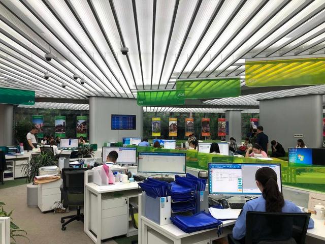 银行也能办社保？在上海徐汇这家银行网点，能办673项政务服务……