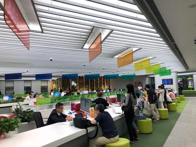 银行也能办社保？在上海徐汇这家银行网点，能办673项政务服务……