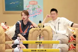 张嘉倪机场清纯甜美，一字肩短裙低调减龄，清爽短发演绎逆生长图片