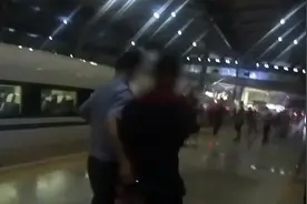 乘客买短乘长耍无赖，乘警强行搜其身份证视频封面