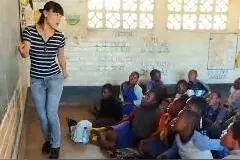 中国女孩零工资非洲支教教唱《两只老虎》：孩子们热爱中国文化很自豪