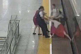 强行闯闸，她将脚伸进站台阻高铁发车视频封面