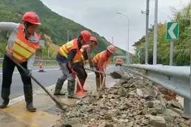 江西赣州：暴雨致高速公路塌方 养护人员及时抢险清障视频封面