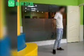 成都某阅读馆英语课上，3男孩因不愿与女生一组，被外教拖拽出教室视频封面