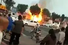 突发！河北沧州一烧烤店液化气爆炸屋顶被掀翻 2名路人被玻璃划伤视频封面
