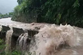 四川达州发布暴雨蓝色预警 多个高速收费站临时关闭视频封面