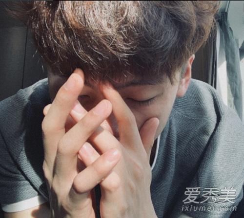 歌曲拥抱歌词（抖音我跌跌撞撞奔向你是什么歌多想在平庸的生活拥抱你歌词）