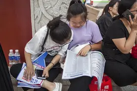 当高中红色喜报都只谈分数，填报志愿当然变成了一门生意图片