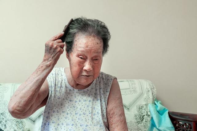100岁老人啥样儿？缝衣搓麻，熬夜看球……北京这些老人不简单