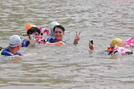 南方视频|1700“泳士”横渡珠江，水中第一视角回顾“下饺子”盛况视频封面