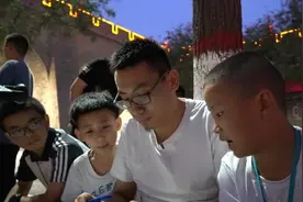 毕业硕士街头免费教英语：想回报社会视频封面