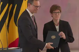 克兰普－卡伦鲍尔出任德国防长视频封面
