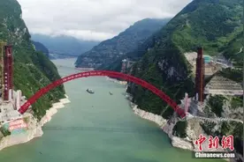 世界最大跨度推力式拱桥全线贯通图片