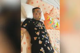 3岁女儿用上百张贴纸“封印”装睡老爸