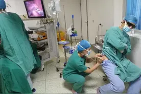 手术中医生肾结石发作，绞痛难忍，是停下手术，还是另换医生？视频封面