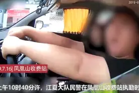 面包车超载被查 司机呆萌发问：我也算一个人？视频封面