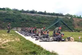 大学生军训版“绝地求生” ，实弹射击军味十足！视频封面