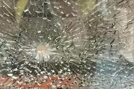 男子弹弓打鸟“脱靶”，击穿行驶地铁玻璃视频封面