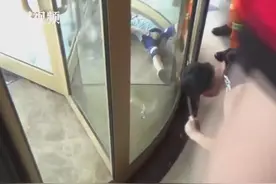 揪心！小女孩右脚被卡旋转门内躺地大哭 消防击碎玻璃救援视频封面