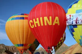 坐上热气球看丹霞