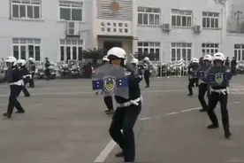 20多年老交警搞发明 警摩挡风秒变防爆盾牌