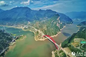 世界最大跨度推力式拱桥全线贯通图片
