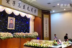 泪目！学生唱《夜空中最亮的星》送别去世老师视频封面