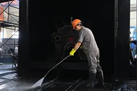 爱国情·奋斗者丨“桑拿房”里的“火车头”清洗工视频封面