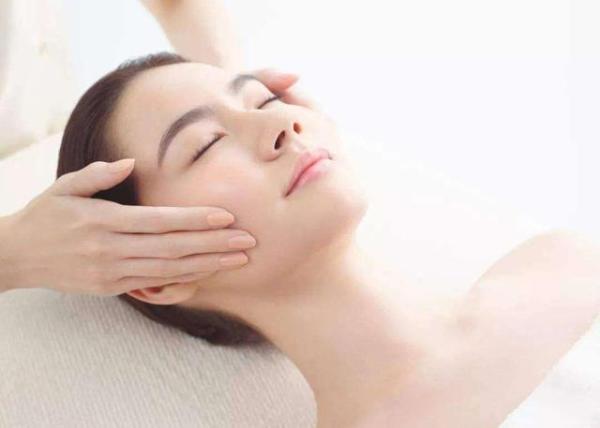 女人再懒都要记得保养，睡前这样做，肌肤水嫩有光泽