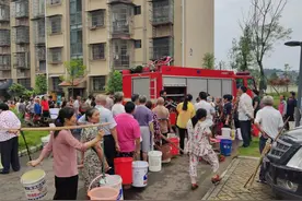 洪水冲毁供水设备上万人饮水告急，消防员送水忙视频封面