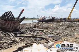 临高新盈镇无证拆解点乱丢乱排 垃圾便随海水四处漂浮图片