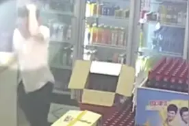 KTV着火，店长迅速扑灭后不忘整理发型视频封面