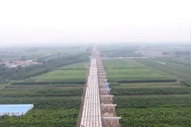北京新机场北线高速公路廊坊段建设驶入“快车道”视频封面