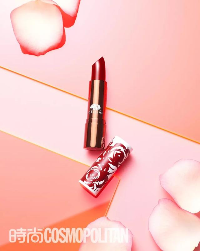 轻盈鲜花唇，这是美容编辑化妆包里的必杀技