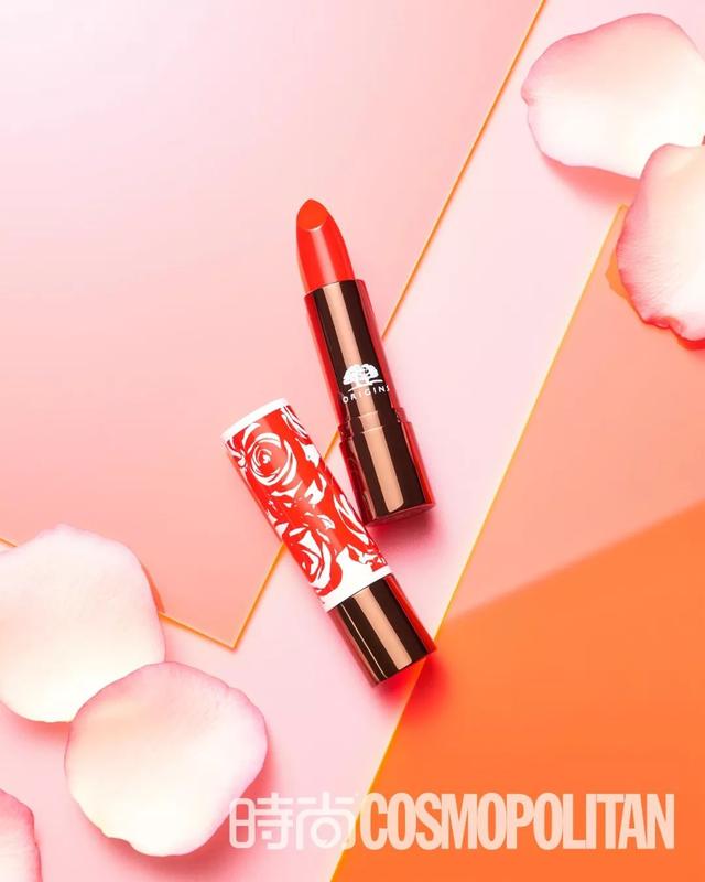 轻盈鲜花唇，这是美容编辑化妆包里的必杀技