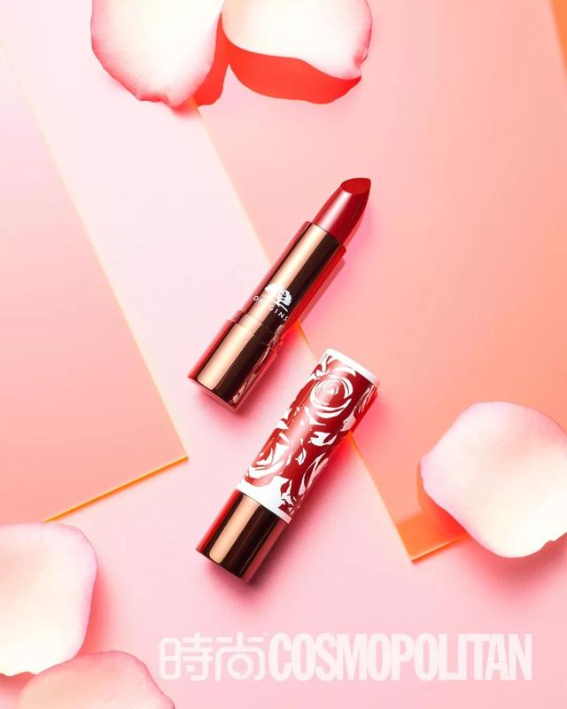 轻盈鲜花唇，这是美容编辑化妆包里的必杀技