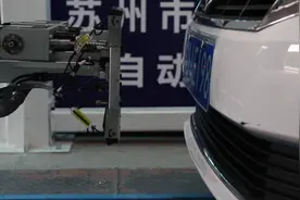 快来看，机器人安装车牌只需70秒！视频封面