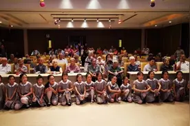 偶遇李嘉诚的舞蹈团：购3万元水杯赠老人视频封面