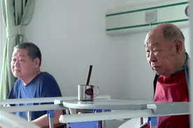 记录平凡｜陪伴父亲老去，71岁儿子和91岁老父亲同住康复院养老图片
