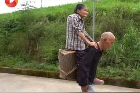 令人羡慕的神仙爱情！8旬爷爷背奶奶赶集：一见钟情，我要关心她