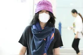 周迅包裹严实双眼灵气动人 拼色围巾抢镜图片