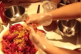 小龙虾剥虾师：最快4秒一只，月入过万视频封面