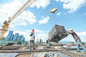 高温下的建筑工人：戴着厚手套作业 每天要喝5公斤水图片