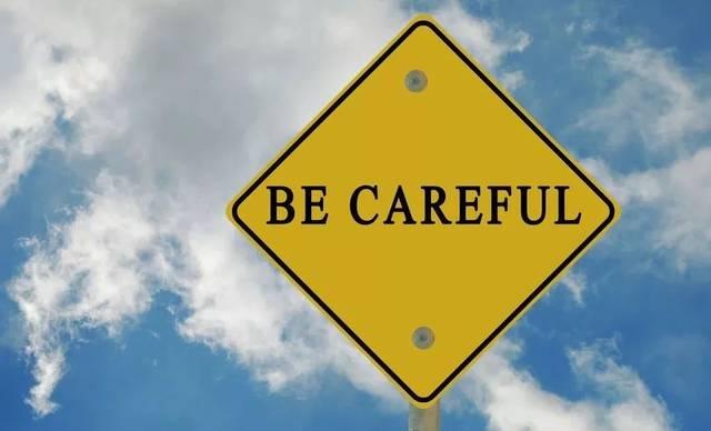 sandy是什么意思中文翻译（小心不是Be careful）