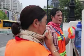 高温下的环卫工：一天换两次衣服喝7斤水视频封面