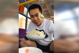 最暖心岳父母：为公交司机女婿送9年饭视频封面