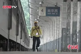 铁路列车连接员：冒着40度高温天气忙调车 挥汗如雨保通畅视频封面