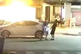 醉酒后他对着车门小便，车主理论被其掐脖视频封面